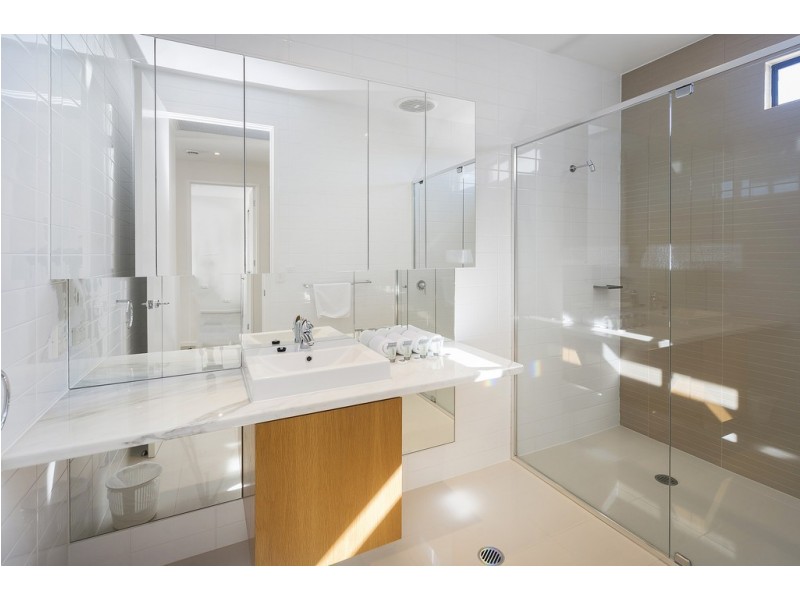 6065 Lugano Drive, Hope Island QLD 4212