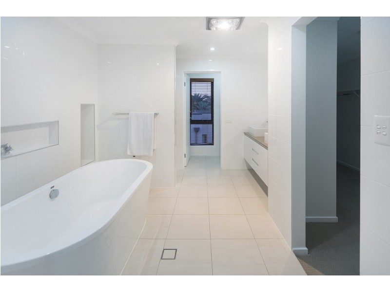 2136 Beaufort Way, Hope Island QLD 4212