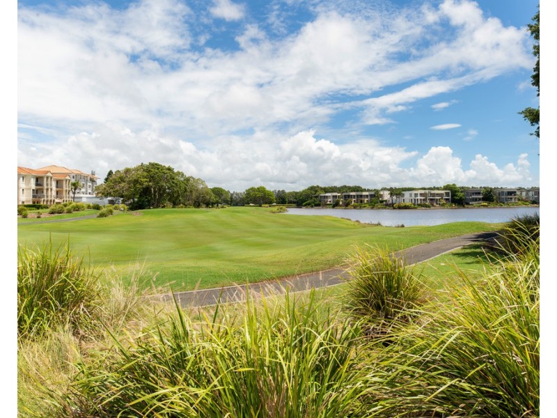 8439 Magnolia Drive East, Hope Island QLD 4212