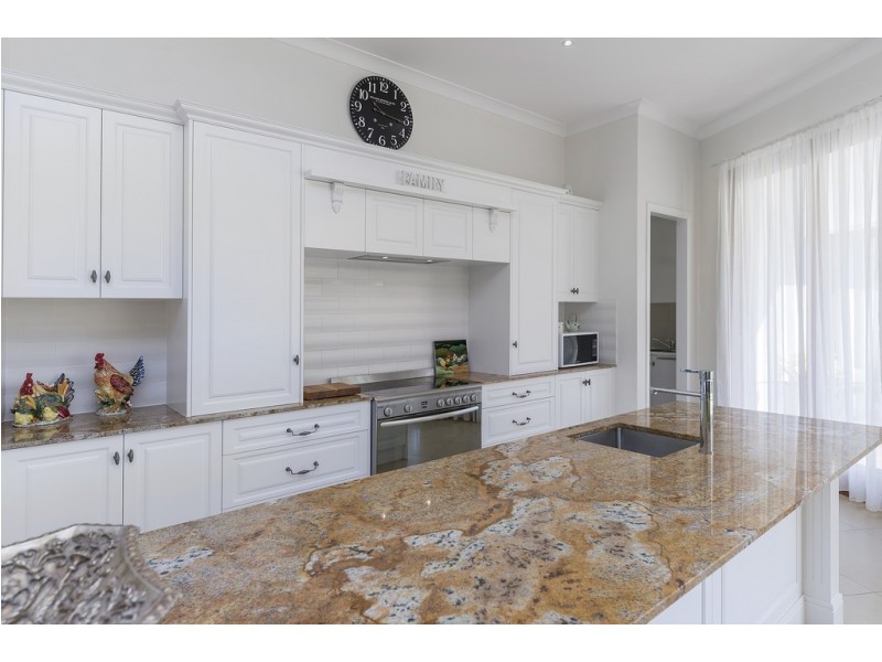 2 Ginger Rogers Road, Maudsland QLD 4210