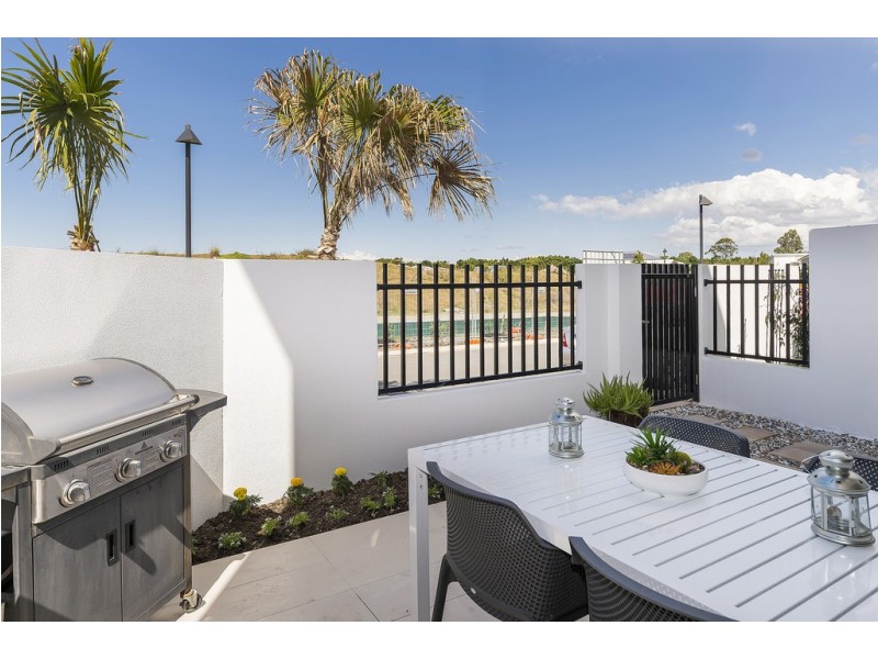 2 Regent Lane, Hope Island QLD 4212