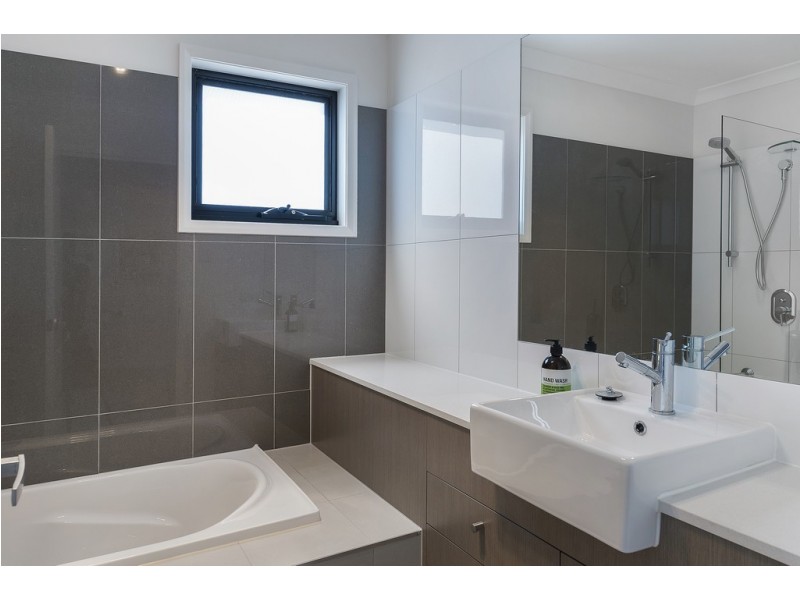 2 Regent Lane, Hope Island QLD 4212