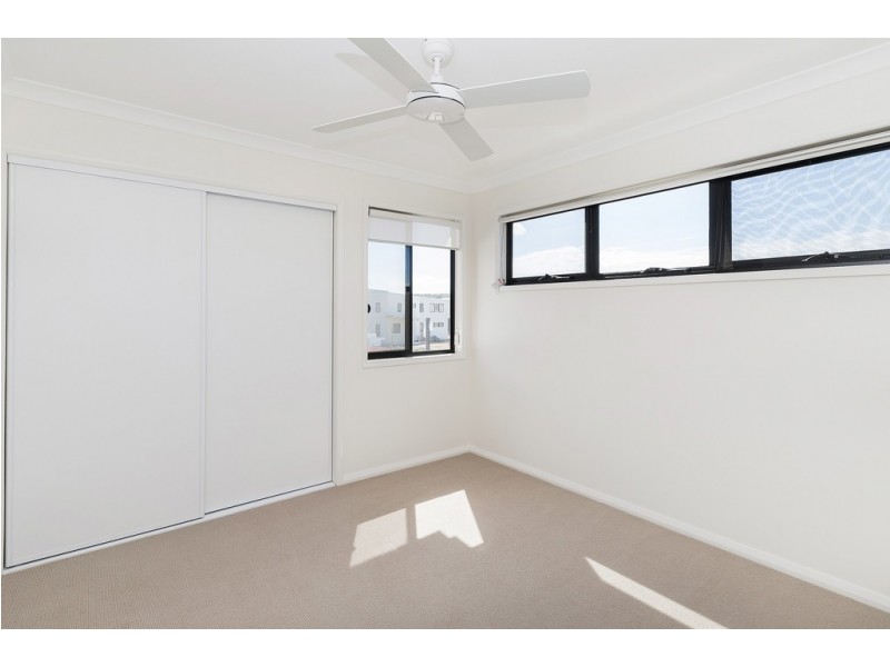 2 Regent Lane, Hope Island QLD 4212