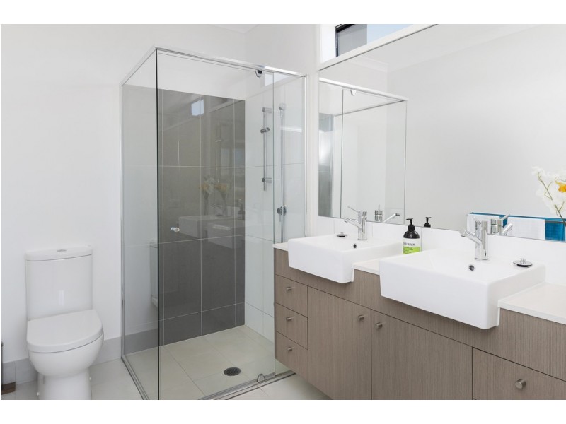 2 Regent Lane, Hope Island QLD 4212