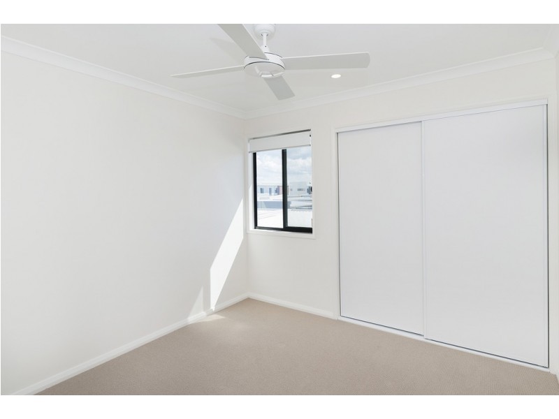 2 Regent Lane, Hope Island QLD 4212