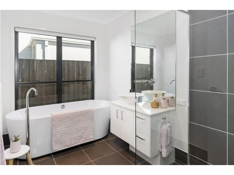 76 North View Street, Hope Island QLD 4212