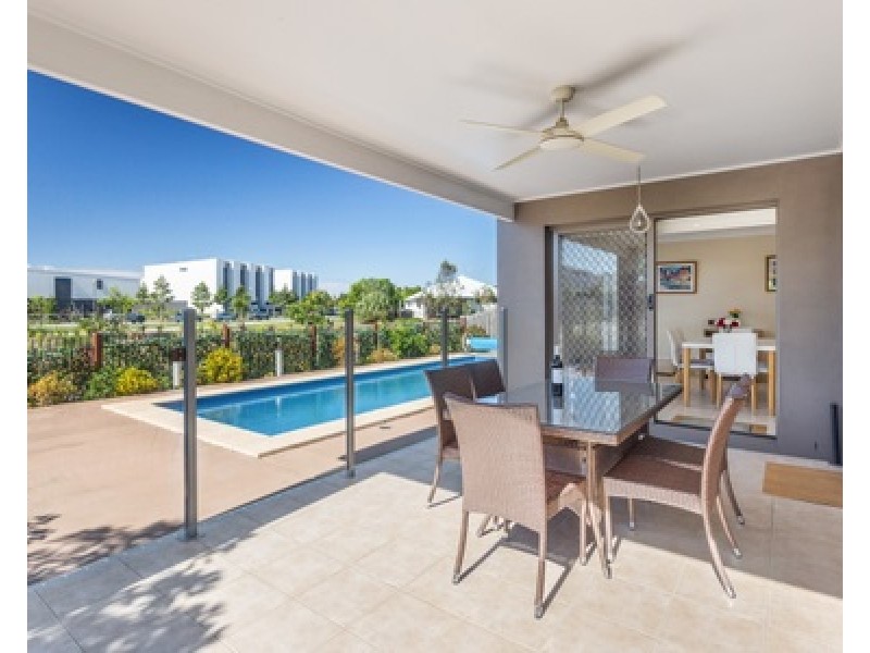 2 Halyard Crescent, Hope Island QLD 4212