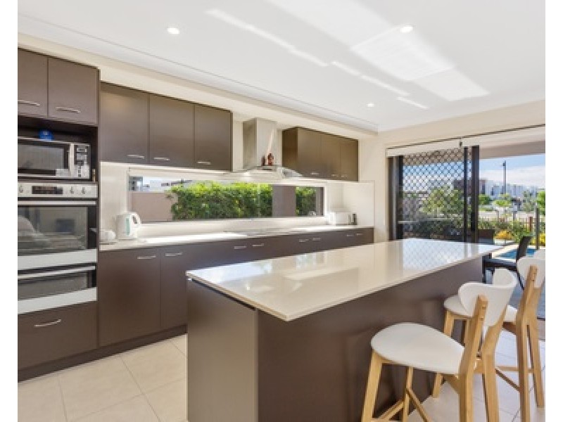 2 Halyard Crescent, Hope Island QLD 4212