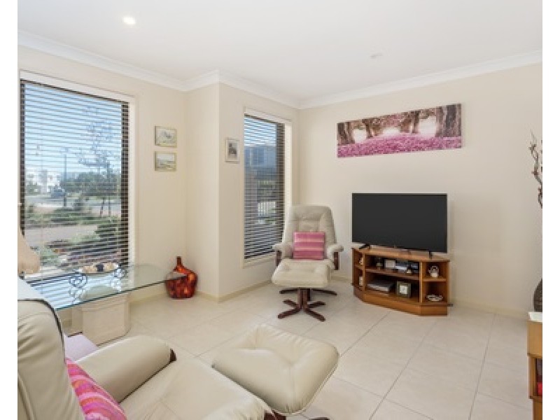 2 Halyard Crescent, Hope Island QLD 4212