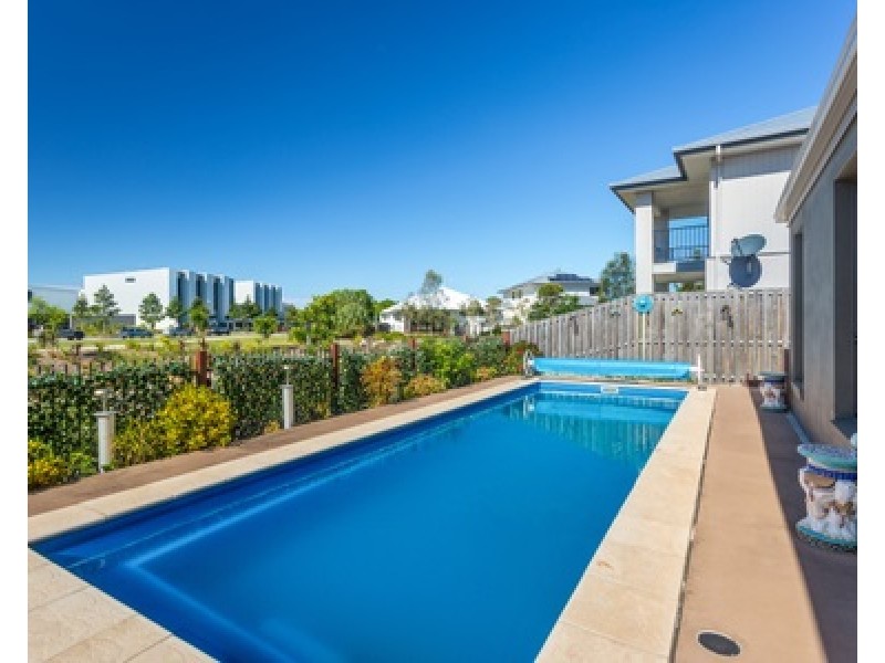 2 Halyard Crescent, Hope Island QLD 4212
