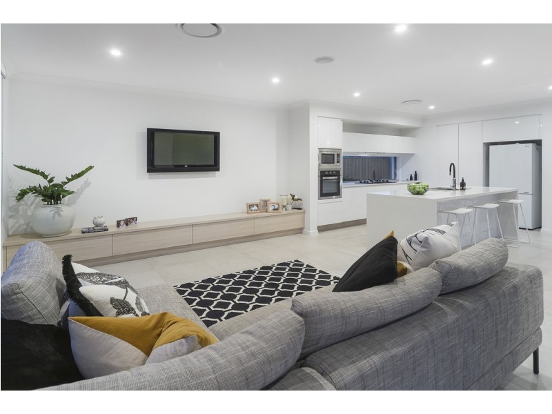 35 North Quay Circuit, Hope Island QLD 4212