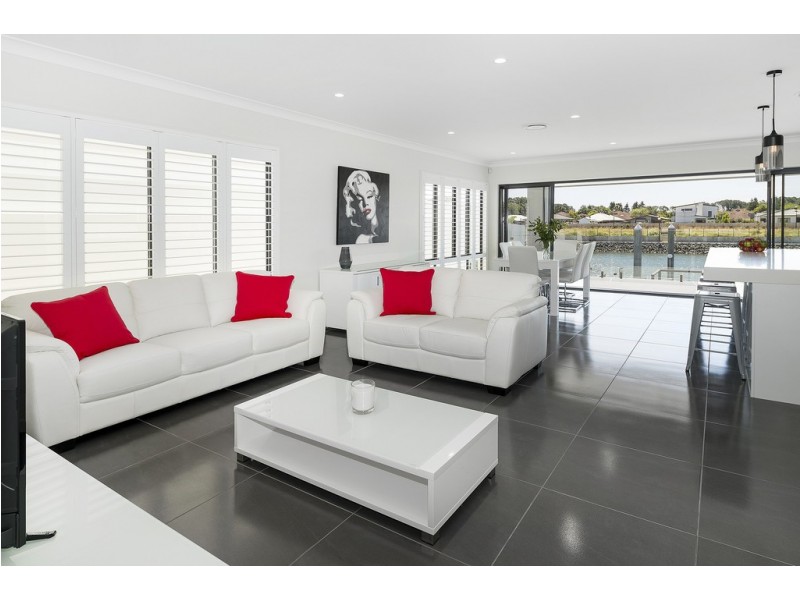 76 North Quay Circuit, Hope Island QLD 4212