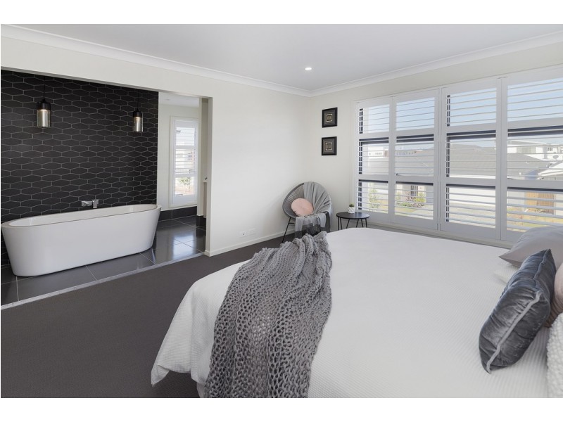 76 North Quay Circuit, Hope Island QLD 4212