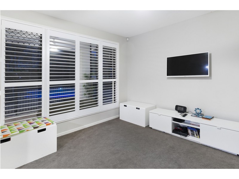 12 Waterside Esplanade, Helensvale QLD 4212