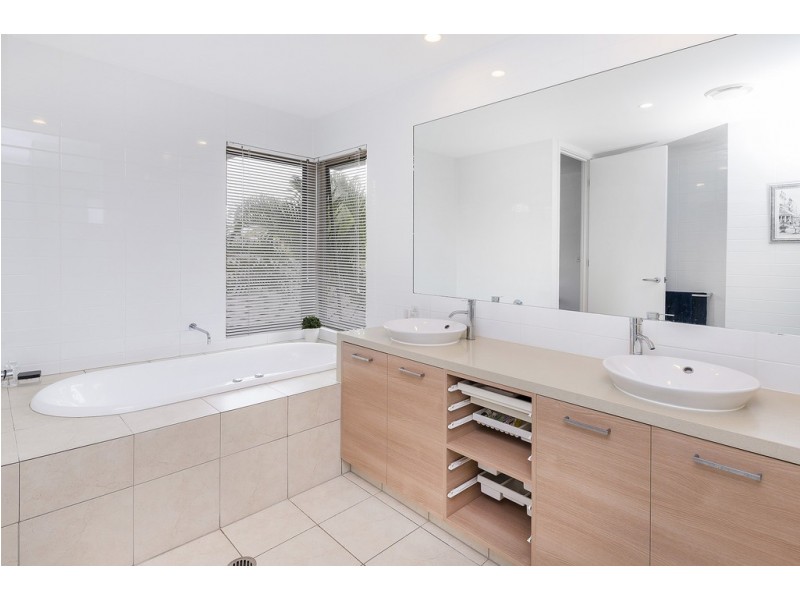 6054 Garda Avenue, Hope Island QLD 4212