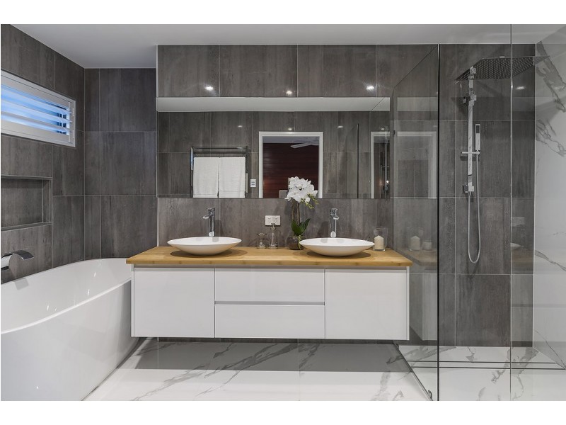 2 Nootka Court, Broadbeach Waters QLD 4218