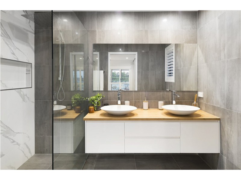 2 Nootka Court, Broadbeach Waters QLD 4218