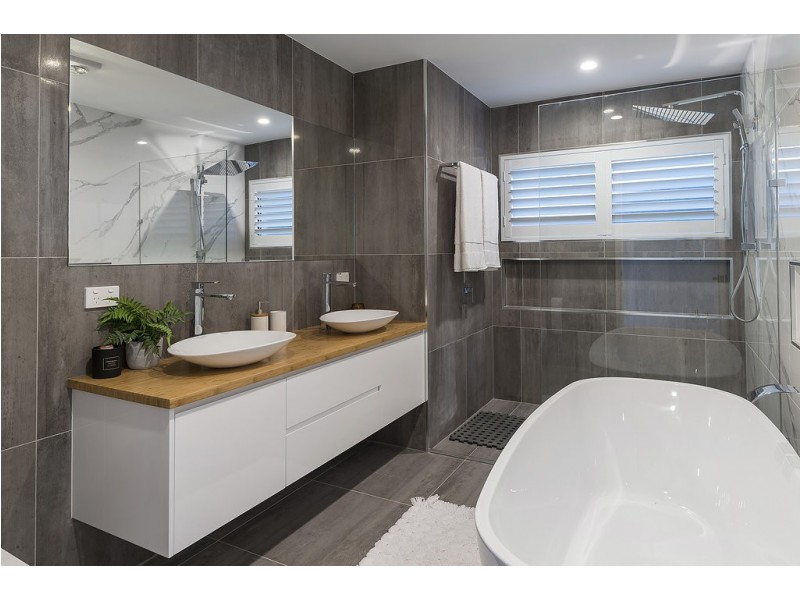 2 Nootka Court, Broadbeach Waters QLD 4218