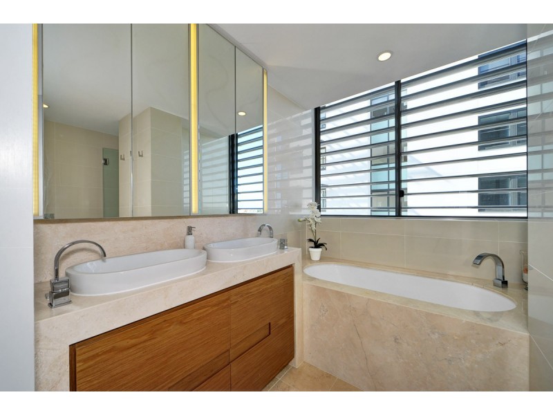 3301/4 Marina Promenade, Paradise Point QLD 4216