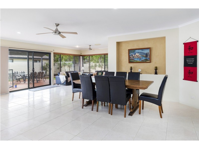17 Dallow Crescent, Helensvale QLD 4212