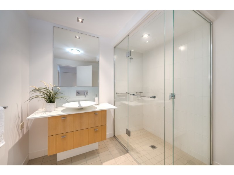 26105/2 Ephraim Island, Paradise Point QLD 4216