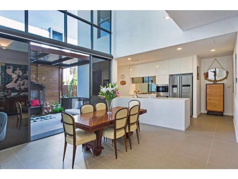 Villa 10 Salacia Drive, Paradise Point QLD 4216