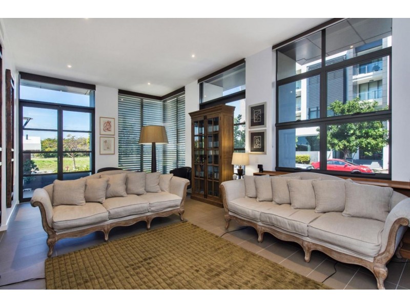 Villa 10 Salacia Drive, Paradise Point QLD 4216