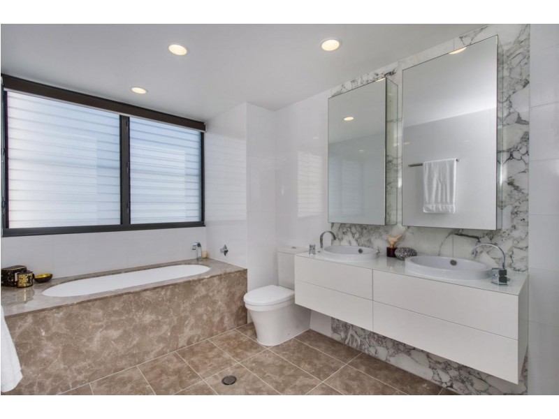 Villa 10 Salacia Drive, Paradise Point QLD 4216