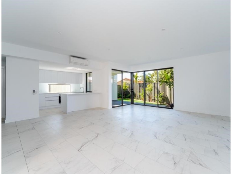 1/117 Bayview Street, Runaway Bay QLD 4216