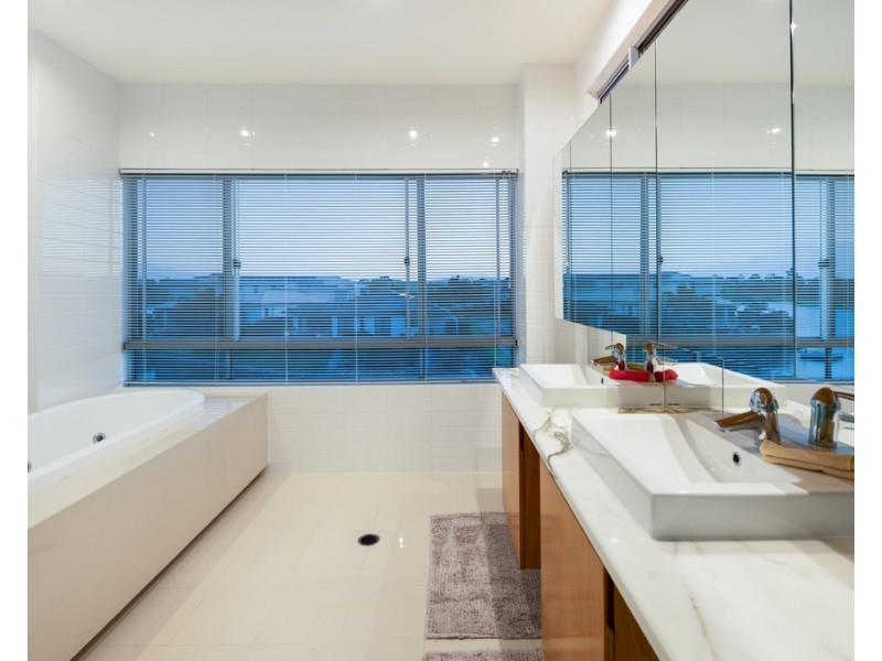 6072 Lugano Drive, Hope Island QLD 4212