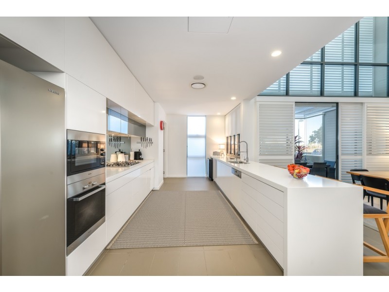 16 River Vista Way, Paradise Point QLD 4216