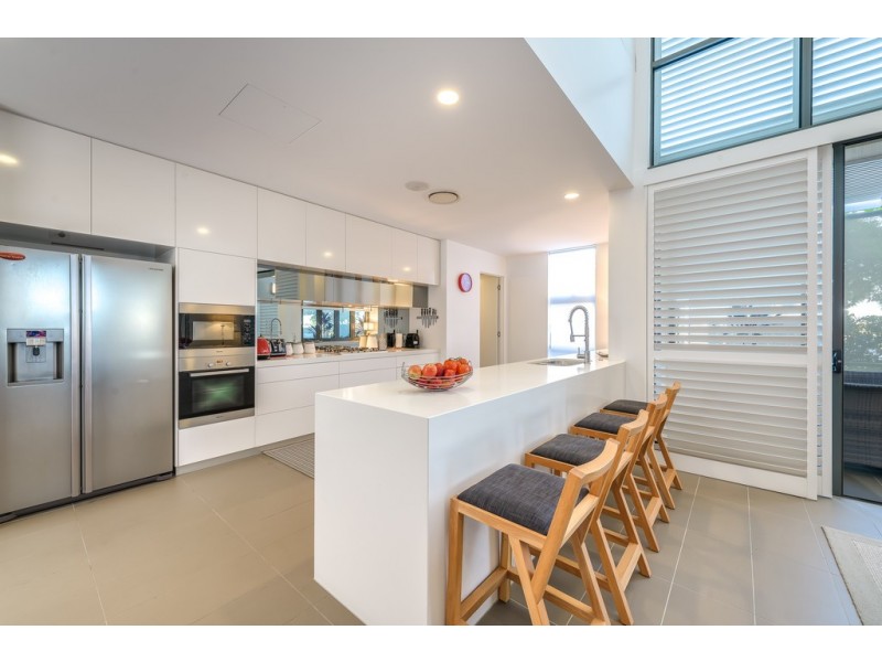 16 River Vista Way, Paradise Point QLD 4216