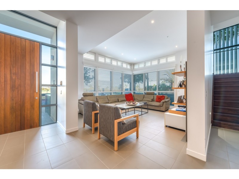 16 River Vista Way, Paradise Point QLD 4216