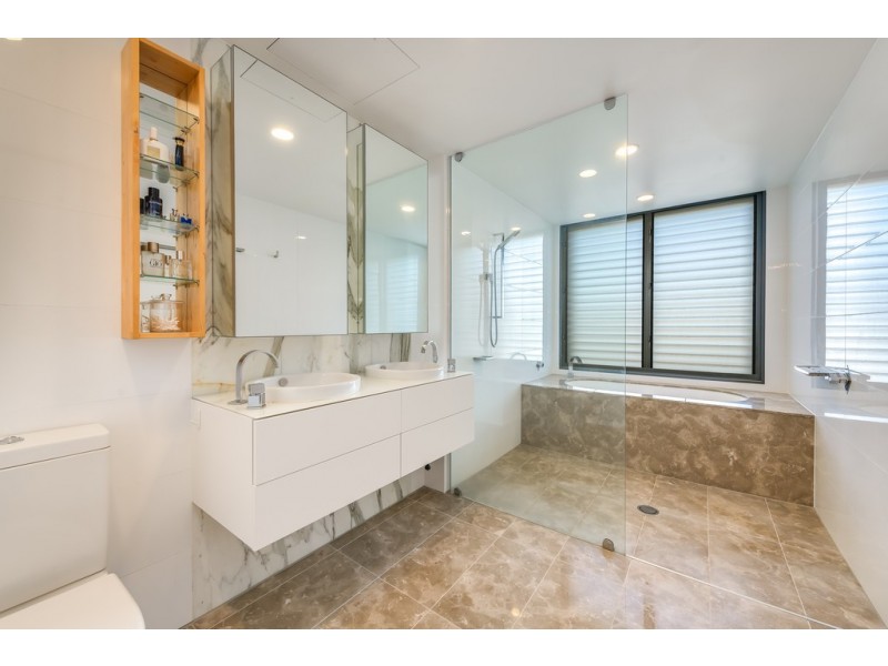 16 River Vista Way, Paradise Point QLD 4216