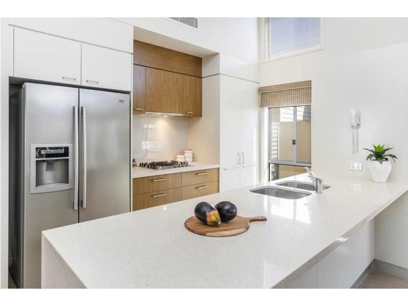 106/1 Halcyon Way, Hope Island QLD 4212