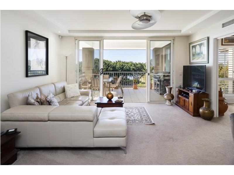 8438 Magnolia Drive East, Hope Island QLD 4212