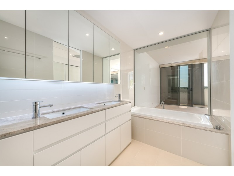 2204/1 Marina Promenade, Paradise Point QLD 4216