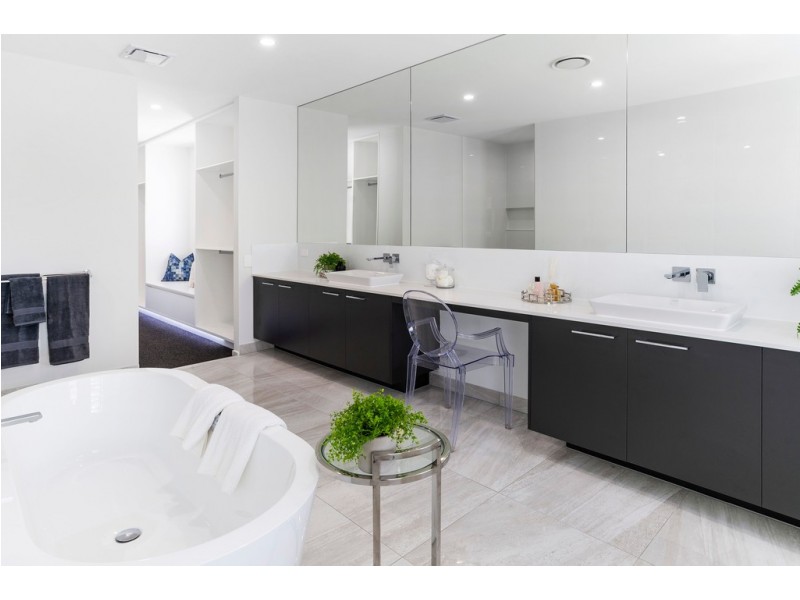 2340 Cressbrook Drive, Hope Island QLD 4212