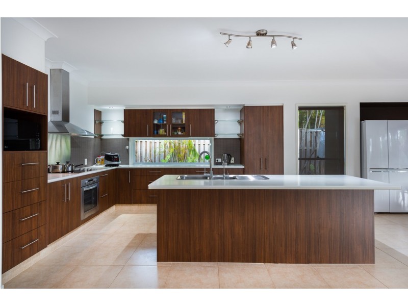 10 Huxley Court, Pacific Pines QLD 4211