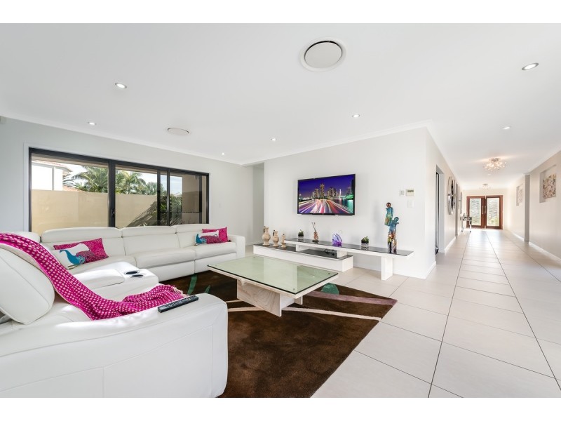 2136 Beaufort Way, Hope Island QLD 4212