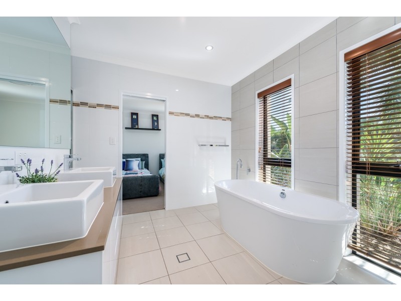 2136 Beaufort Way, Hope Island QLD 4212