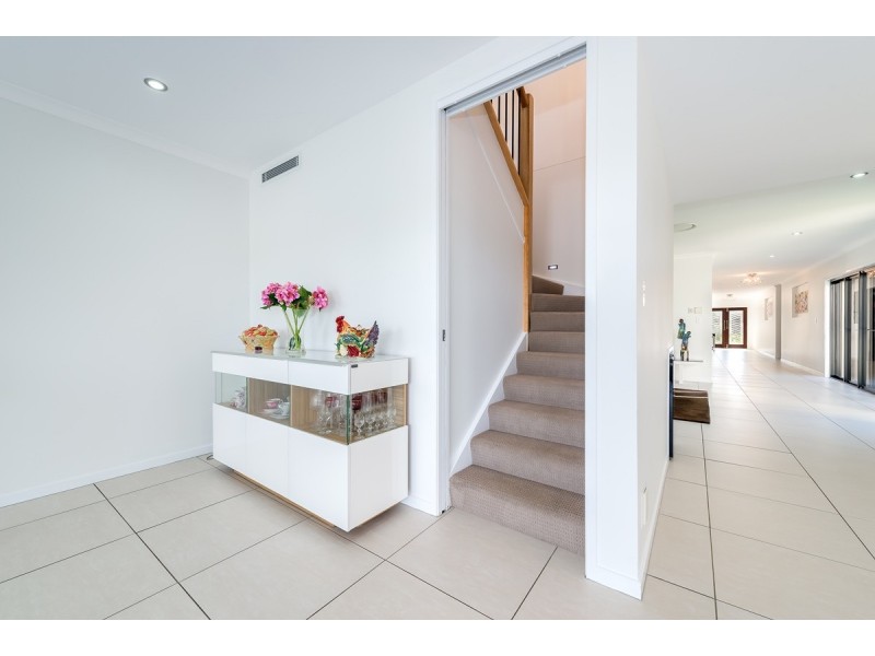 2136 Beaufort Way, Hope Island QLD 4212