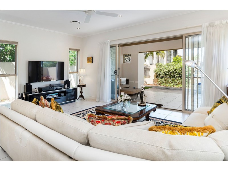 6102 The Lakes Drive, Hope Island QLD 4212