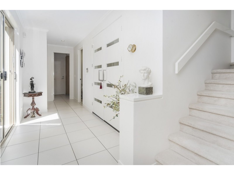 6102 The Lakes Drive, Hope Island QLD 4212