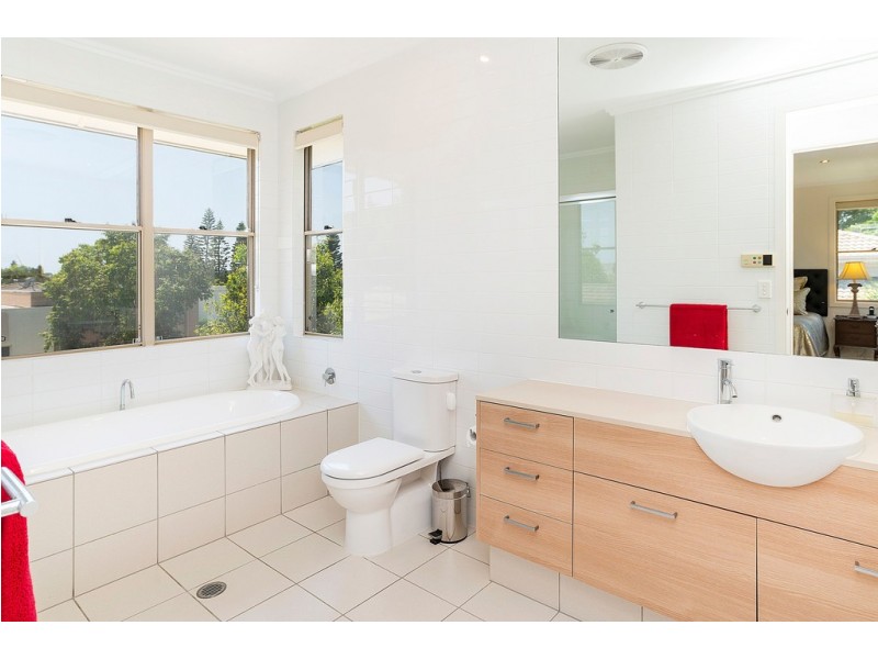 6102 The Lakes Drive, Hope Island QLD 4212