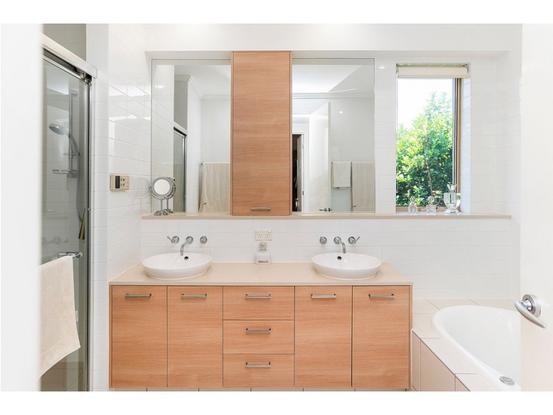 6102 The Lakes Drive, Hope Island QLD 4212