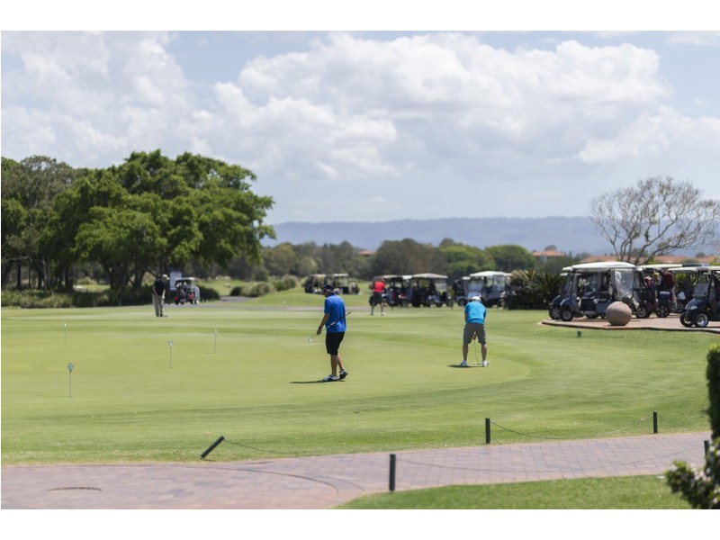 6102 The Lakes Drive, Hope Island QLD 4212