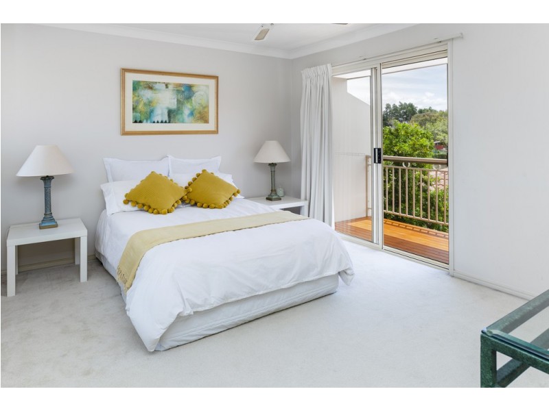 8118 Magnolia Gardens Court, Hope Island QLD 4212