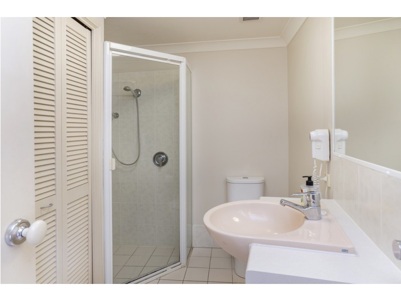 8118 Magnolia Gardens Court, Hope Island QLD 4212