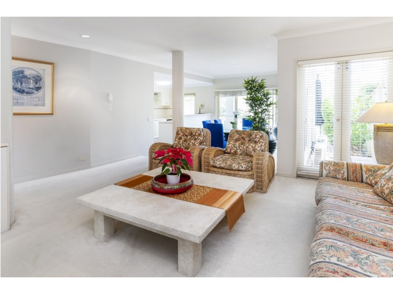 8118 Magnolia Gardens Court, Hope Island QLD 4212